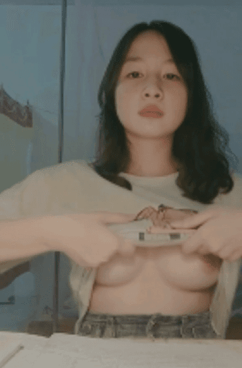 Em gái teen nhí nhảnh khoe thân trên sóng livestream - Xem Phim Sex Việt Nam