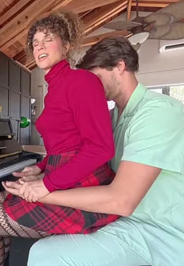 Nữ giáo viên Piano ngồi lên đùi dạy học và cái kết | vlxx Phim Sex